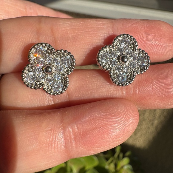 Elegant 18k White Gold Plated Floral Earrings with Zircon stones - Picture 3 of 7